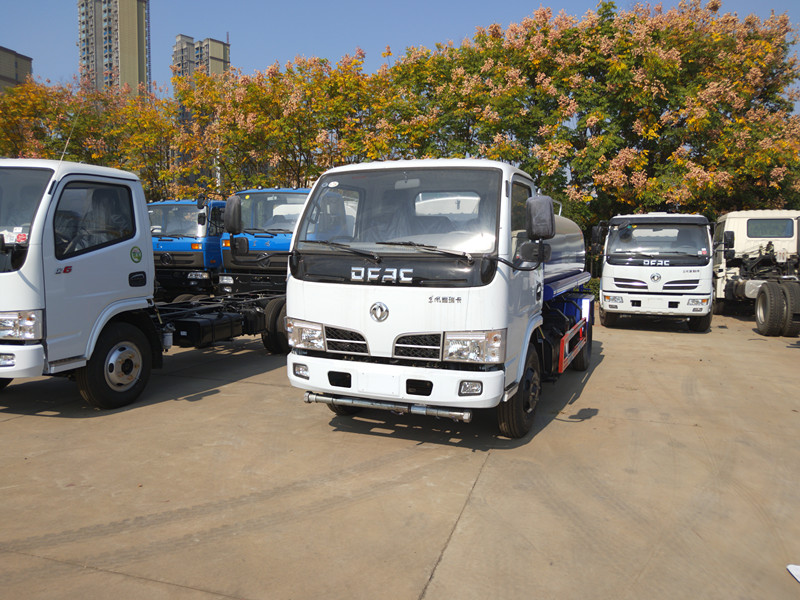 東風(fēng)5方灑水車(chē) 東風(fēng)5方灑水車(chē)