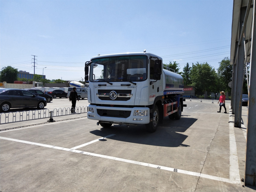 15噸灑水車(chē)首選東風(fēng)多利卡D9,質(zhì)量好,價(jià)格便宜! 15噸灑水車(chē)首選東風(fēng)多利卡D9,質(zhì)量好,價(jià)格便宜!