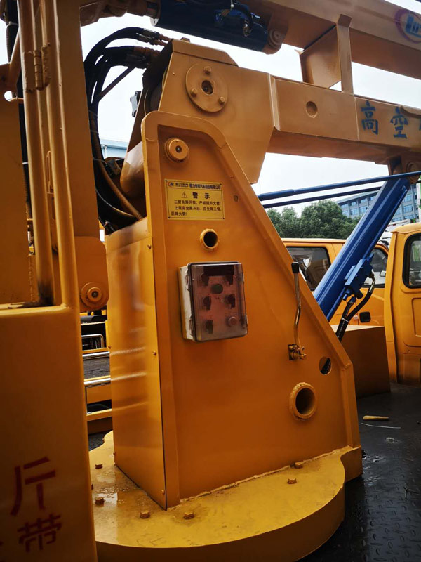 程力威牌CLW5043JGKJ6型高空作業車 程力威牌CLW5043JGKJ6型高空作業車