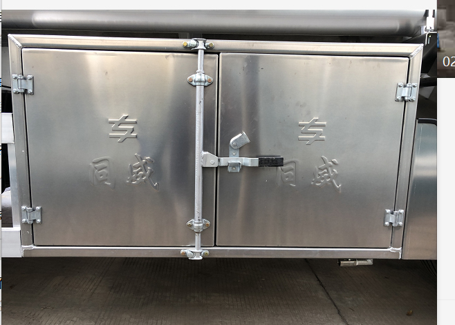 專威牌HTW9400GYYLC型鋁合金運(yùn)油半掛車(chē) 專威牌HTW9400GYYLC型鋁合金運(yùn)油半掛車(chē)