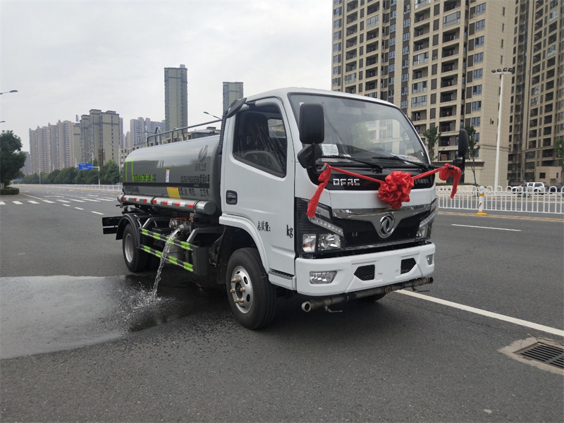 5噸灑水車確保城市清潔,灑水車保護(hù)環(huán)境的灑水利器 5噸灑水車確保城市清潔,灑水車保護(hù)環(huán)境的灑水利器