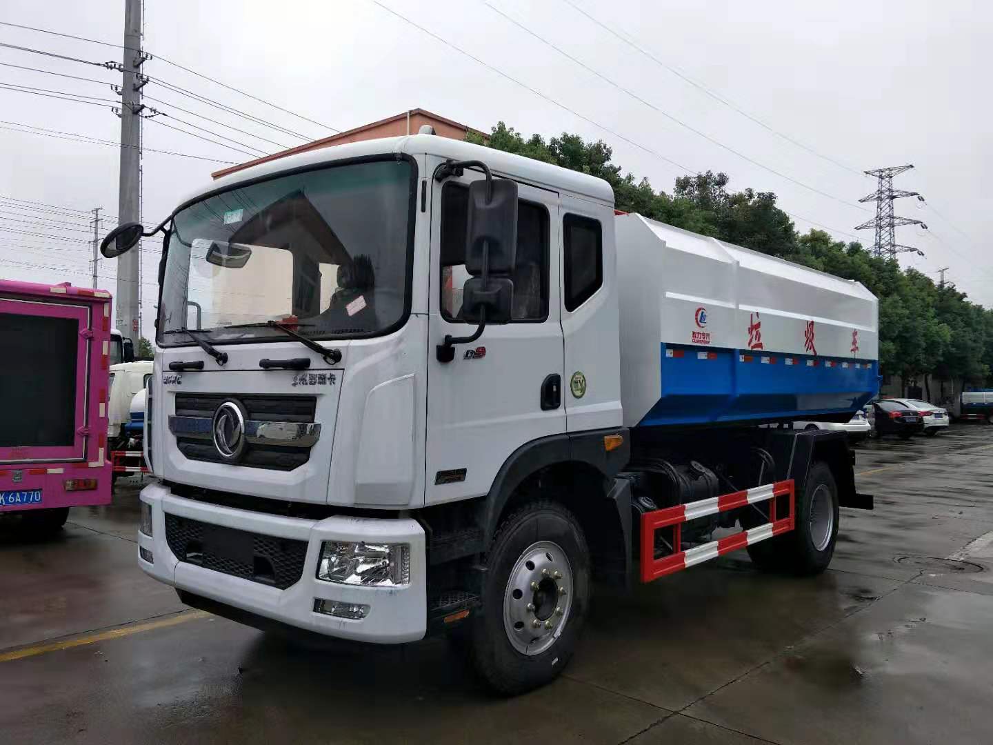 東風(fēng)D9掛桶式垃圾車(chē)