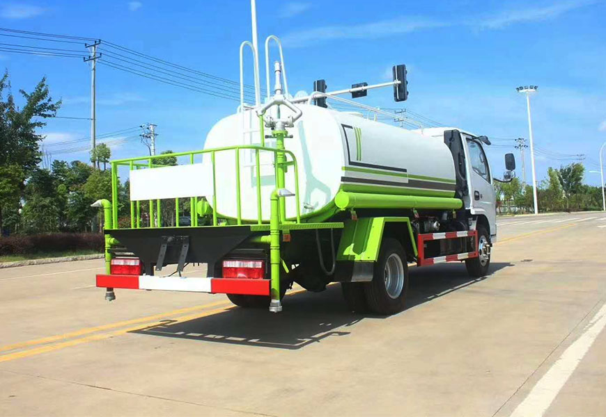 東風多利卡5方灑水車后方展示圖