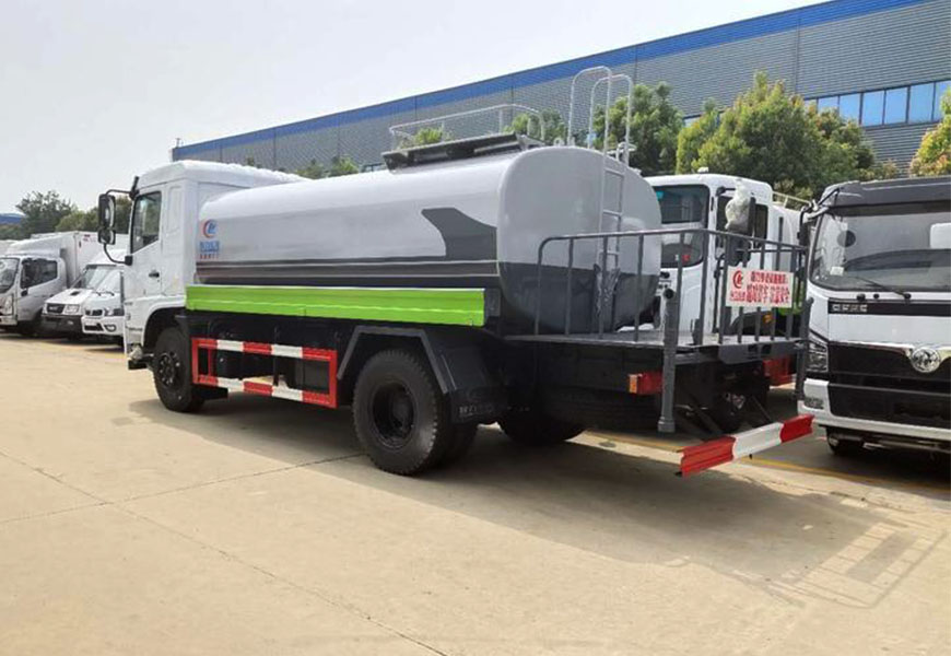 東風專底12方灑水車后方展示圖